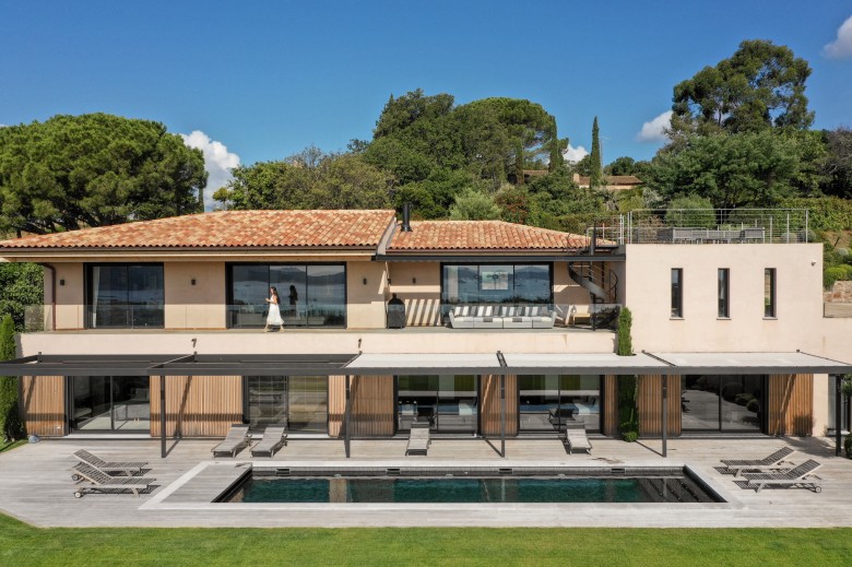 Traumhafte Luxusvilla in Grimaud: Panoramablick auf Berge und Meer!